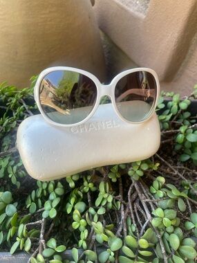 CHANEL White Round Oversized Sunglasses with Gradient brownish grey Lenses